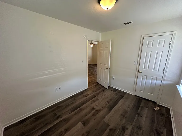 204 W Avenue F — Photo 8