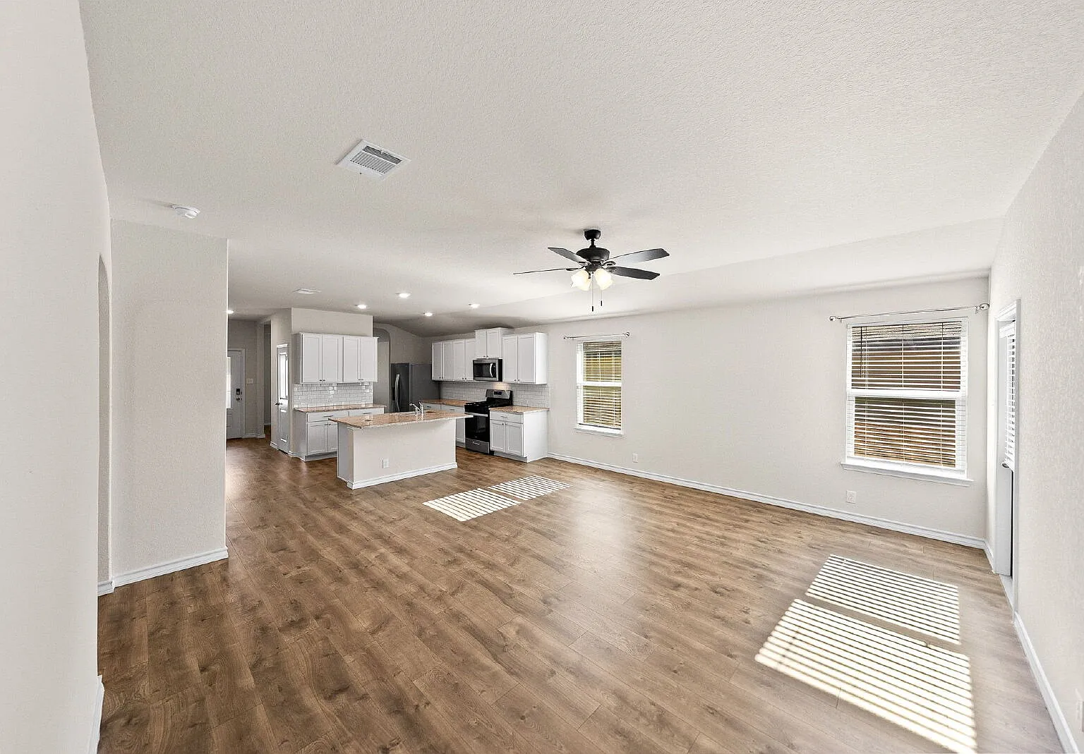 3 bed, 2.0 bath, 1651 sqft, $1,800 — Photo 3