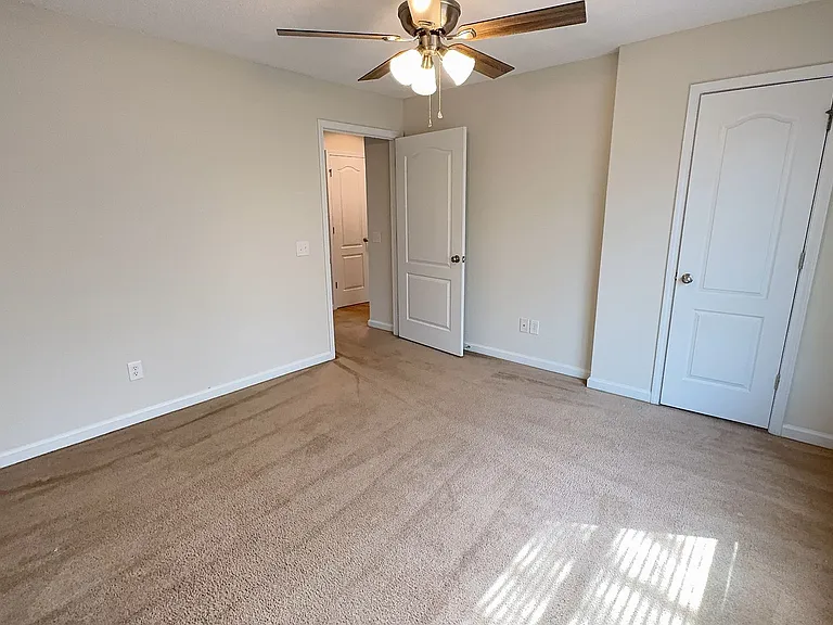 136 Bridgewater Cir — Photo 8