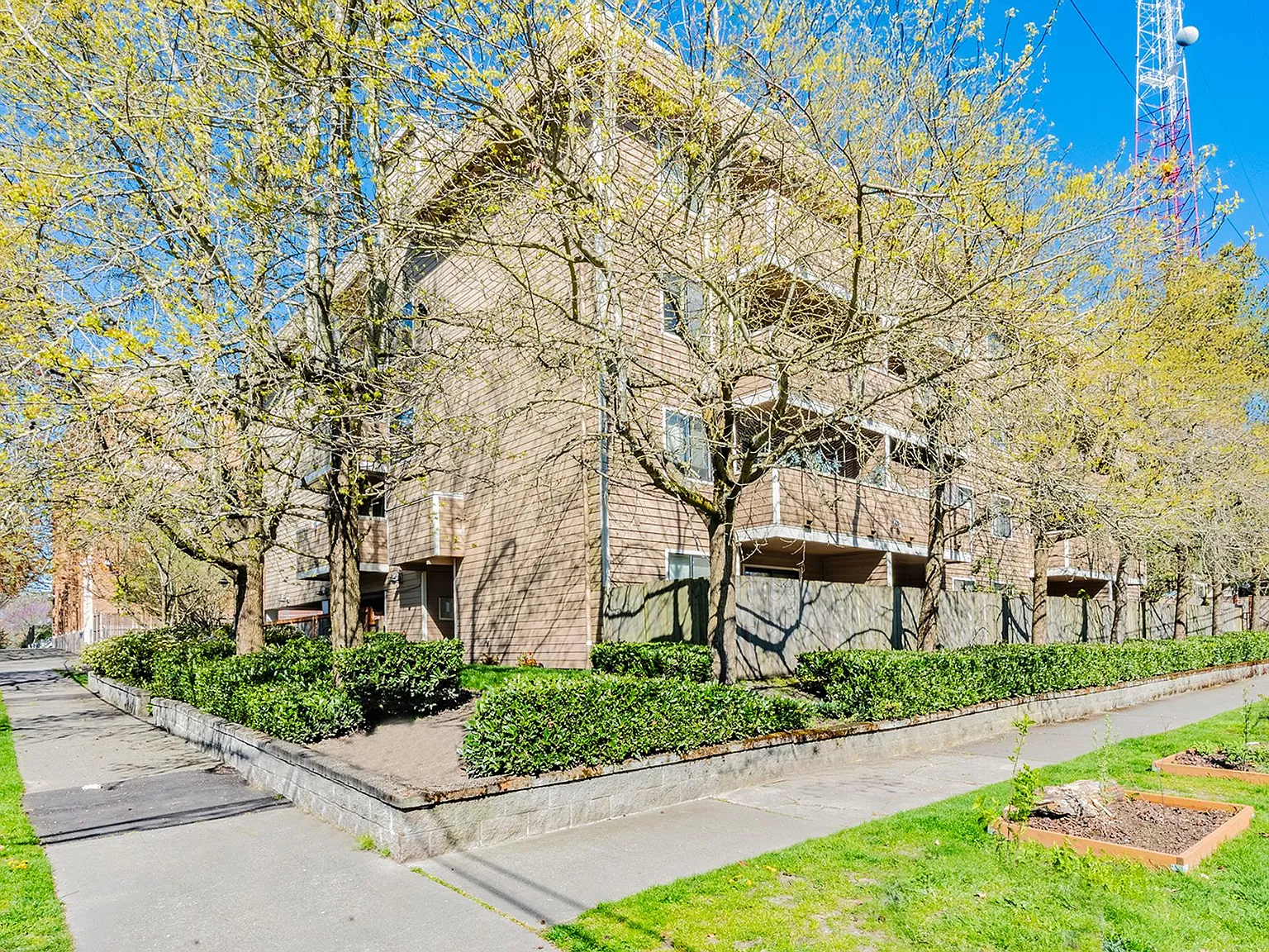 Park Royal Apartments — Photo 3
