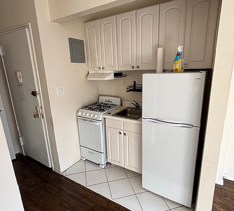 3rd image of 407 E 88th St APT 5b