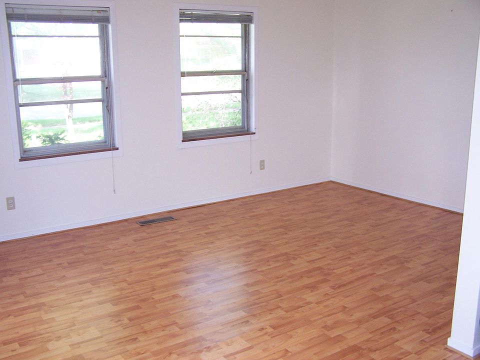 Living Room w. Hardwood floors