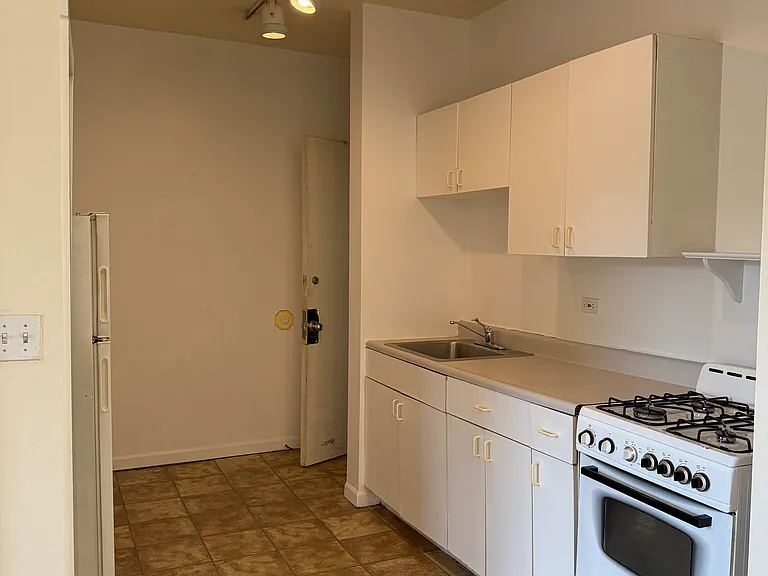 4006 N Kenmore Ave #2S — Photo 2