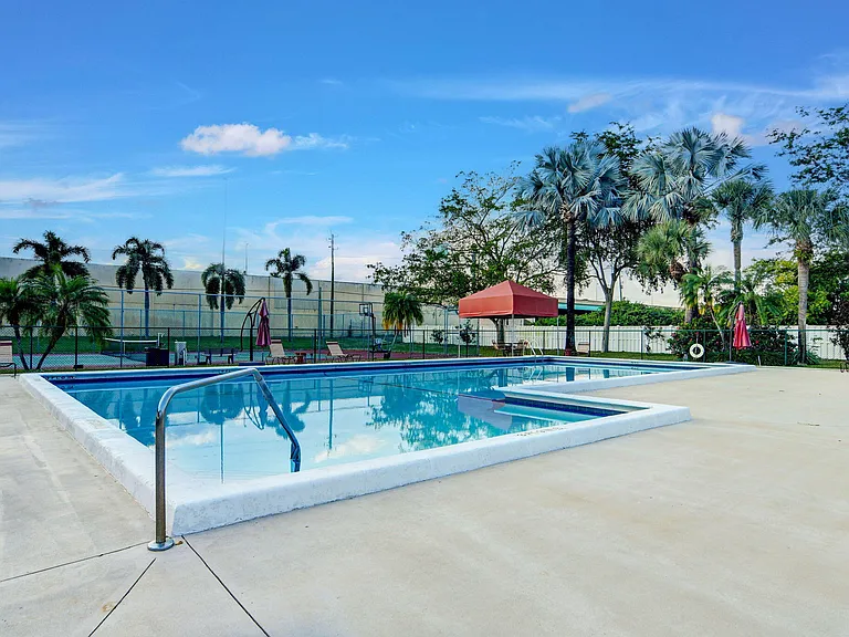 8108 Summer Shores Dr — Photo 32