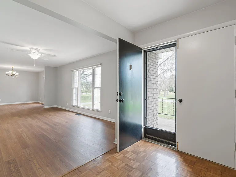 513 Meadowlark Ln — Photo 5