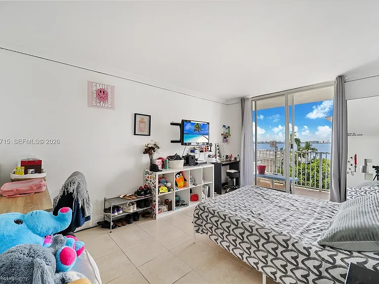 1801 S Treasure Dr #421 — Photo 7