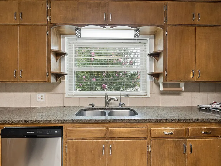 1108 Larchmont Ln — Photo 18