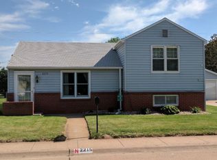 2215 W 11th St, Grand Island, NE 68803