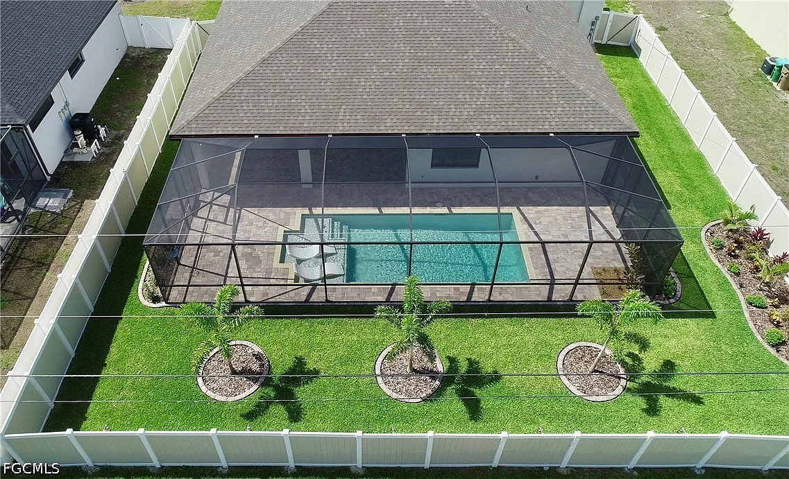 4 bed, 2.0 bath, 1832 sqft, $3,700 — Photo 3