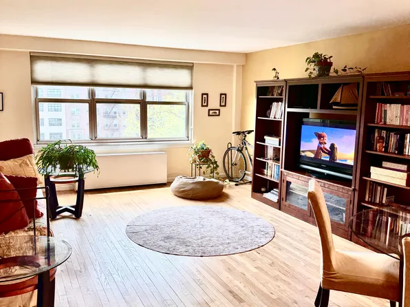 135 Ocean Parkway image 1 of 6
