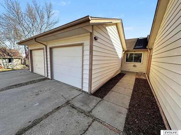 222 Parkside Ln, Lincoln, NE 68521