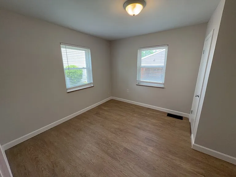 464 Cloverdale Ave — Photo 7