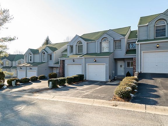 2nd image of 302 Pleasant Knoll Ct