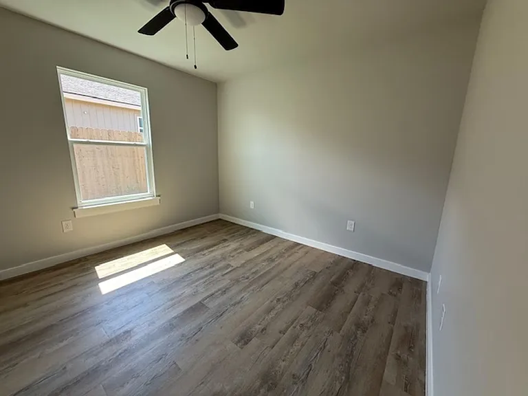 954 Minda St — Photo 12