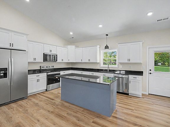 3rd image of 140 Clara St