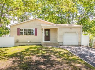 6 Laurel Pl, Farmingville, NY 11738