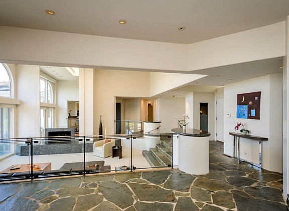 2nd image of 10 Kingswood Cir