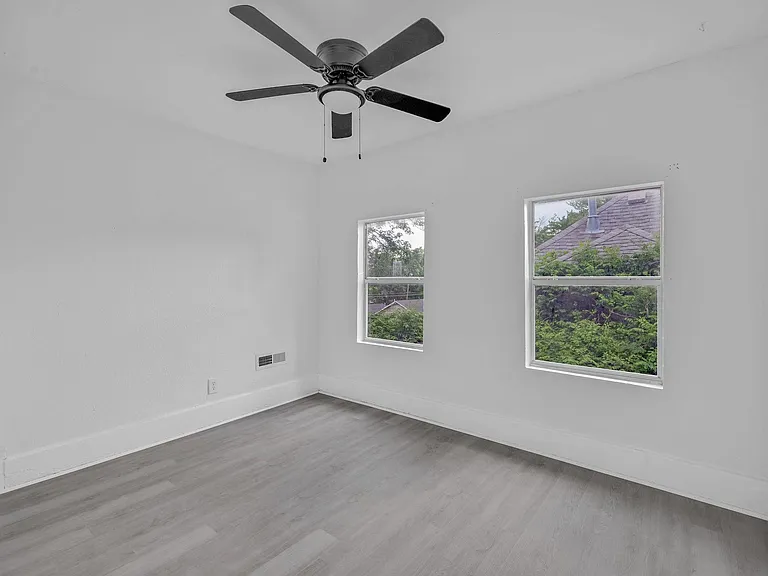 1128 W Broadway St — Photo 13