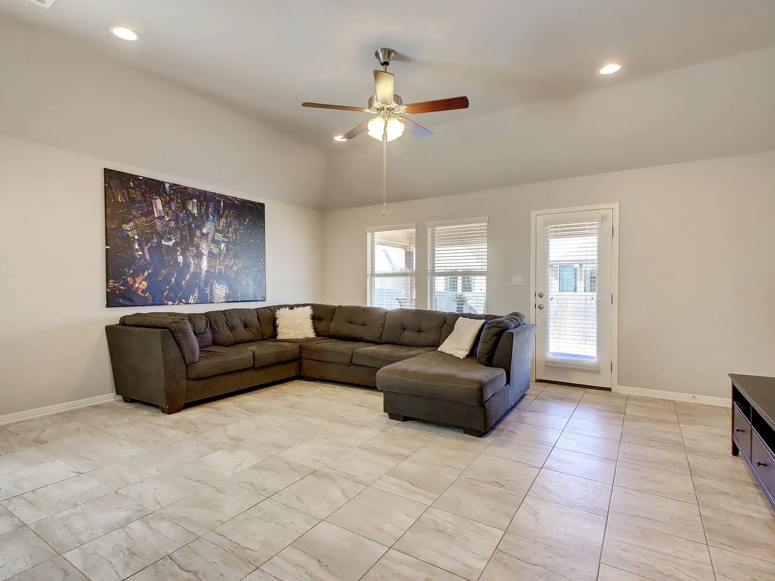 4 bed, 1954 sqft, $2,195 — Photo 4