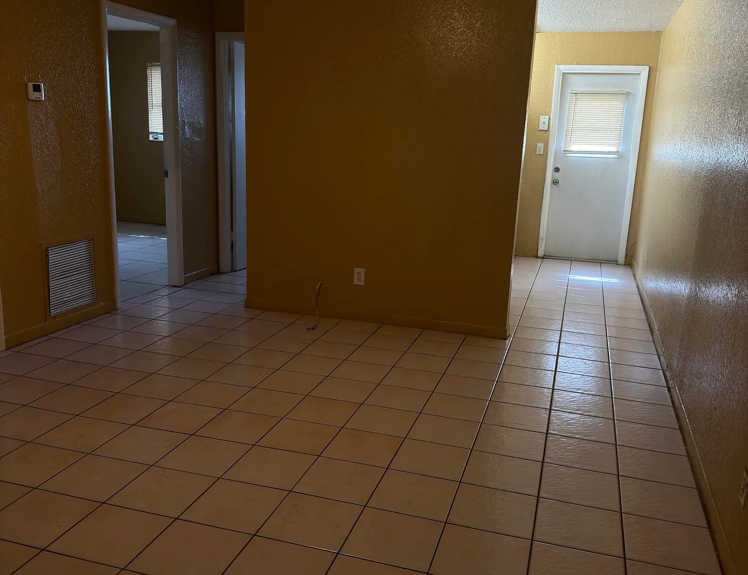 2 bed, 1.0 bath, 2215 sqft, $1,800 — Photo 2