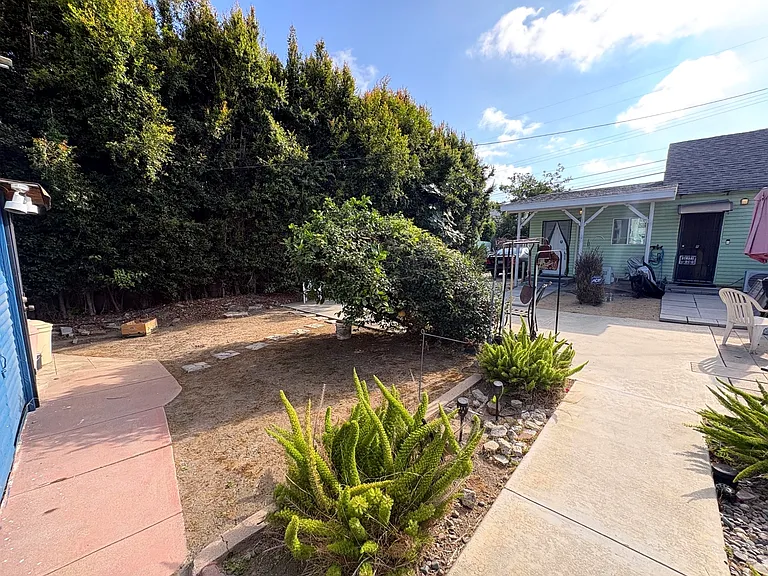 2711 S La Salle Ave — Photo 2