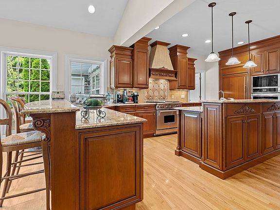 5th image of 716 Old Westbury Ct