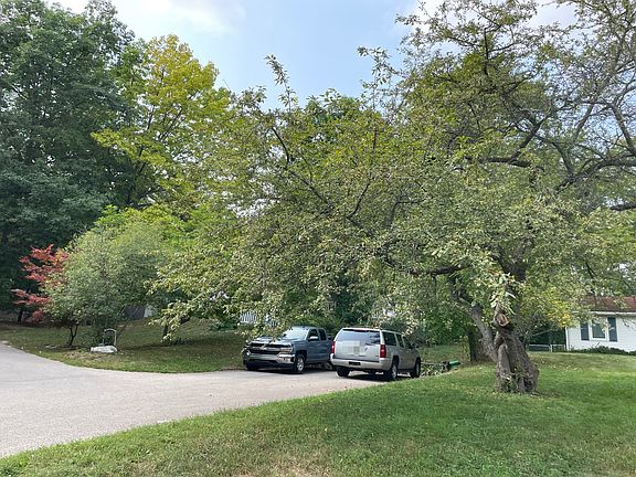 2nd image of 3800 Lakewood Dr