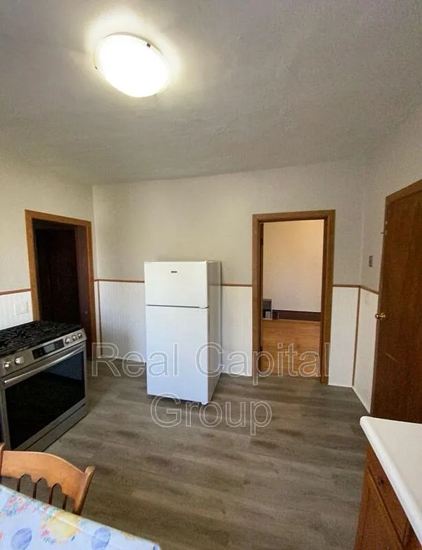 3 bed, 1.0 bath, $1,195 — Photo 4