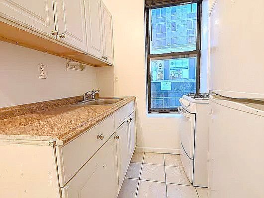 5th image of 251 W 93rd St APT 2C