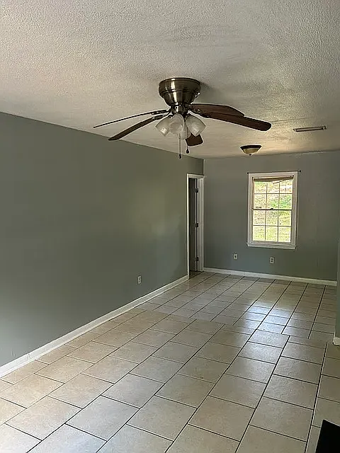 4 bed, 1300 sqft, $1,550 — Photo 2