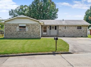 1004 Colonial Dr, Pryor, OK 74361