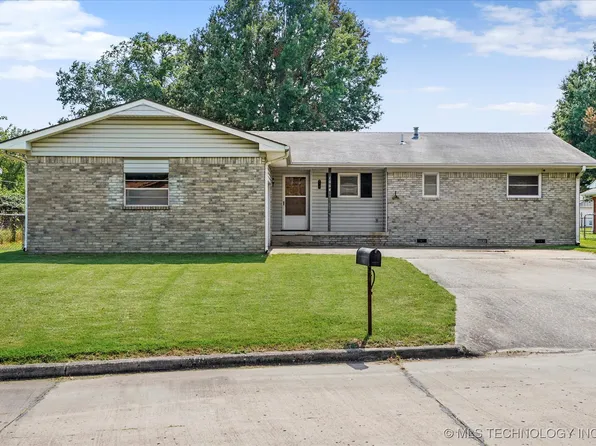 1004 Colonial Dr, Pryor, OK 74361