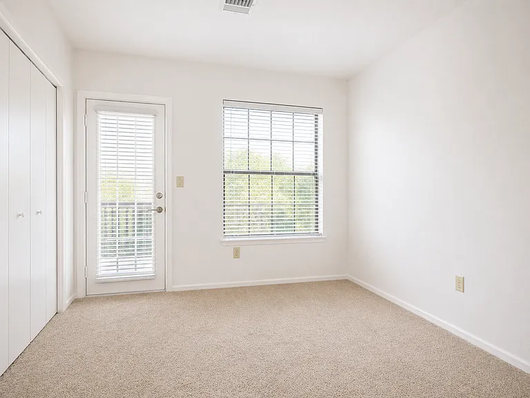 The Gables Apartments — Photo 31