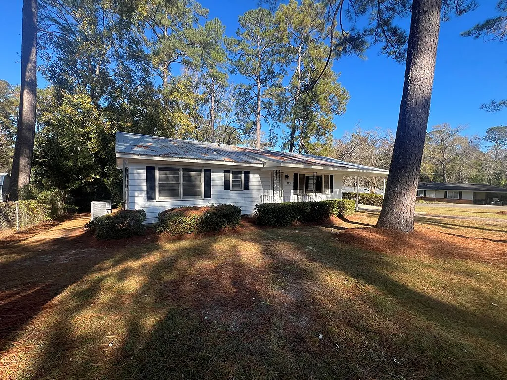 3 bed, 1.5 bath, 1247 sqft, $1,750 — Photo 2