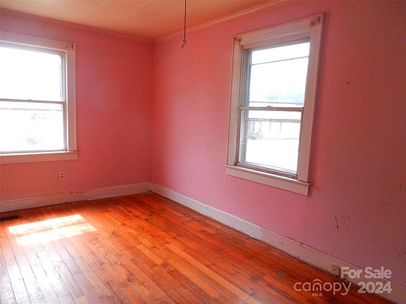 5th image of 241 N Lincoln St