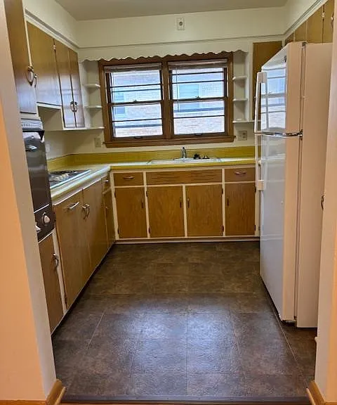 921 Haywood Dr — Photo 3