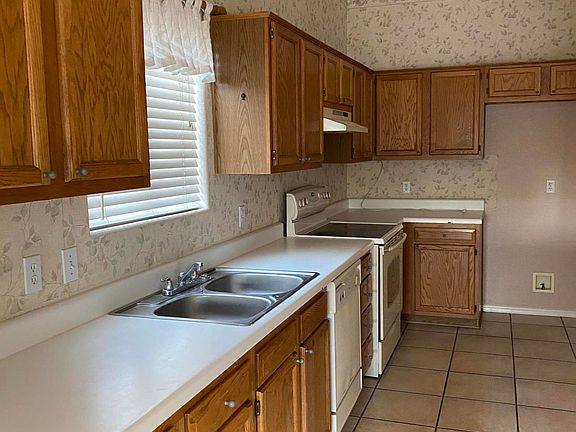 4th image of 1320 N Wildflower Dr