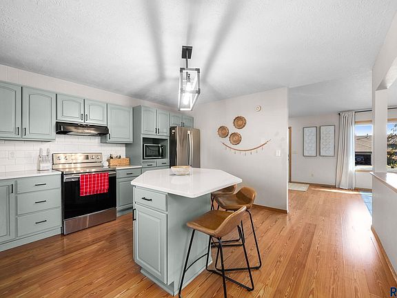 5th image of 2801 S Alpine Ave