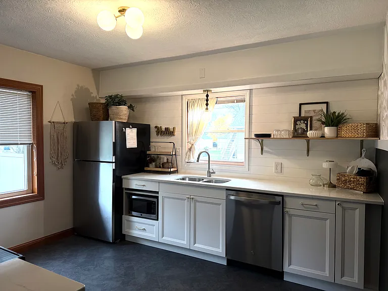 221 E Minnesota St — Photo 4