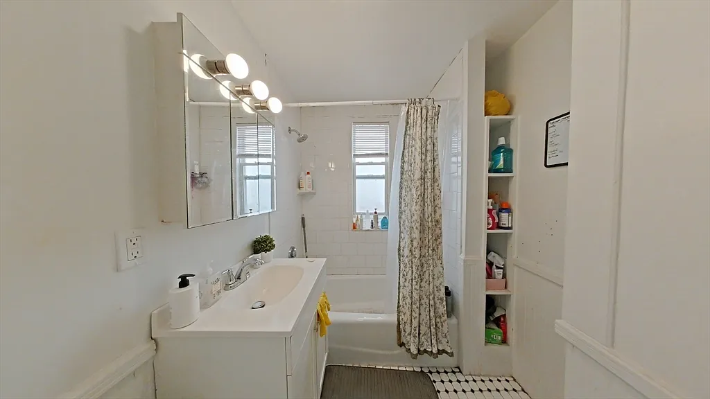 3 bed, 1.0 bath, 1100 sqft, $3,000 — Photo 3