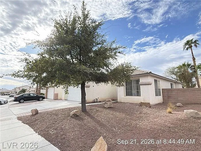 3 bed, 2.0 bath, 1772 sqft, $1,995 — Photo 2