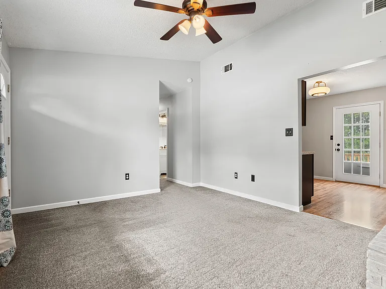 525 W Fresno St — Photo 9
