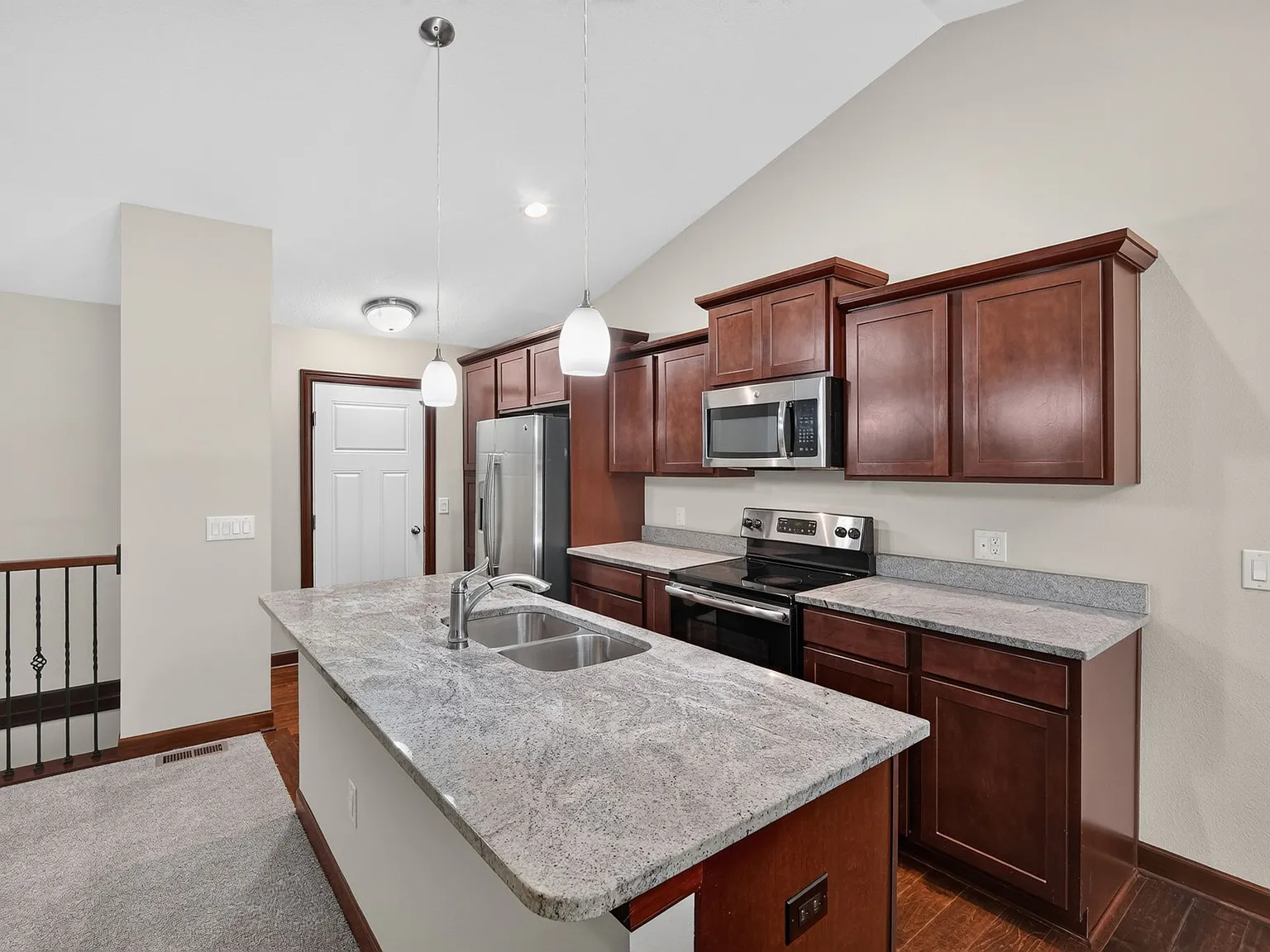 3 bed, 1407 sqft, $2,200 — Photo 3