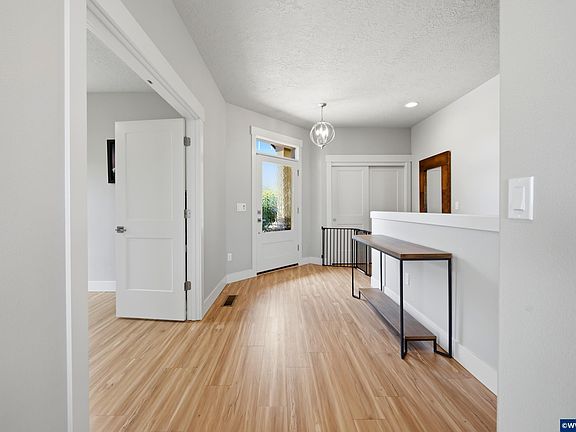 3rd image of 5821 Blanco Ct S