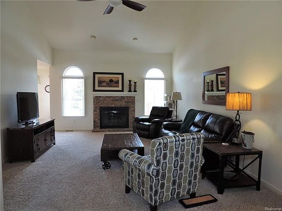 4th image of 157 Lakeshore Dr
