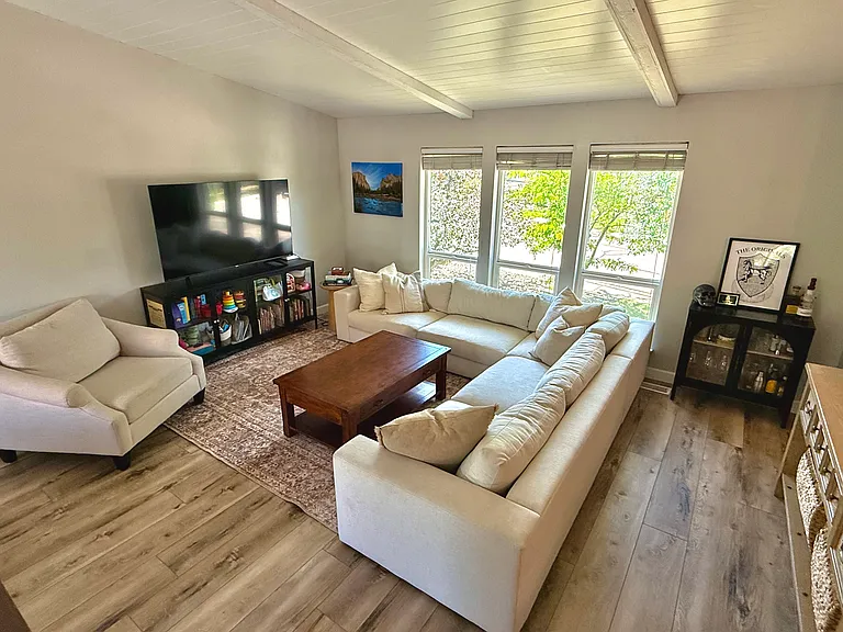 915 Valkenburg Dr — Photo 3