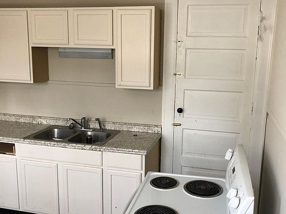 3rd image of 299 Bradford St