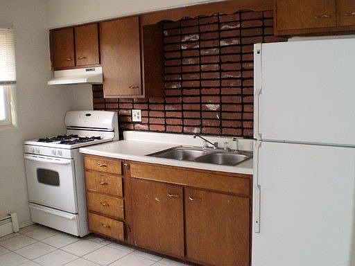 2nd image of 2910 Halsted Rd APT 2