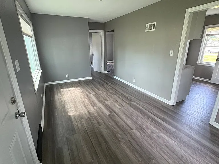 1121 Locke Ave — Photo 9