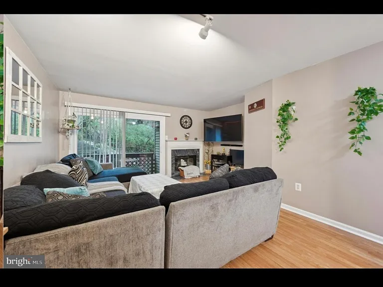 338 Cashel Ct — Photo 8